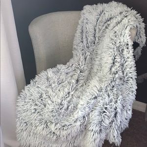 Luxury Shaggy Faux Throw Blanket - White and gray